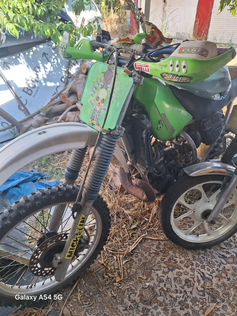 Mota de mato sem matrícula 250cc a 2 tempos.