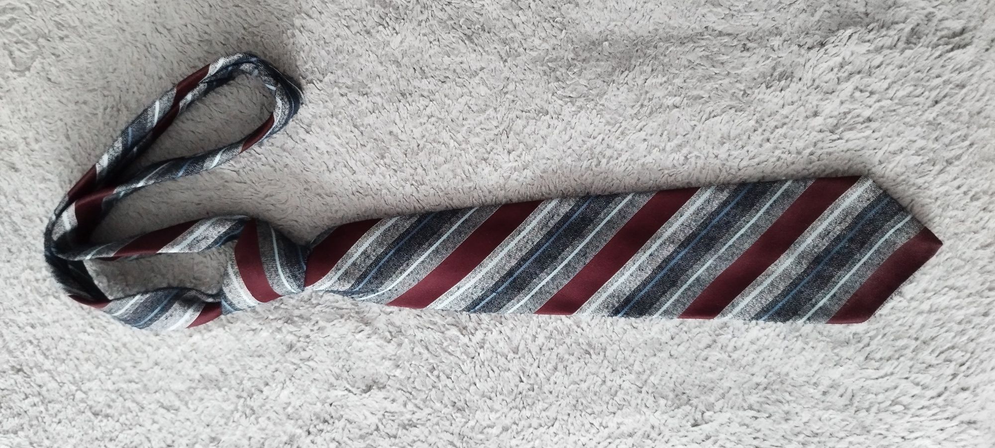 Krawat w paski szaro-bordowy