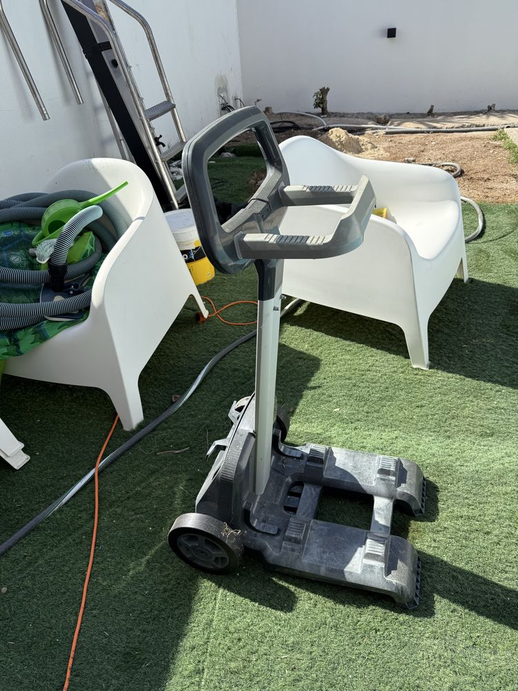 Carrinho para robot de piscina com capa