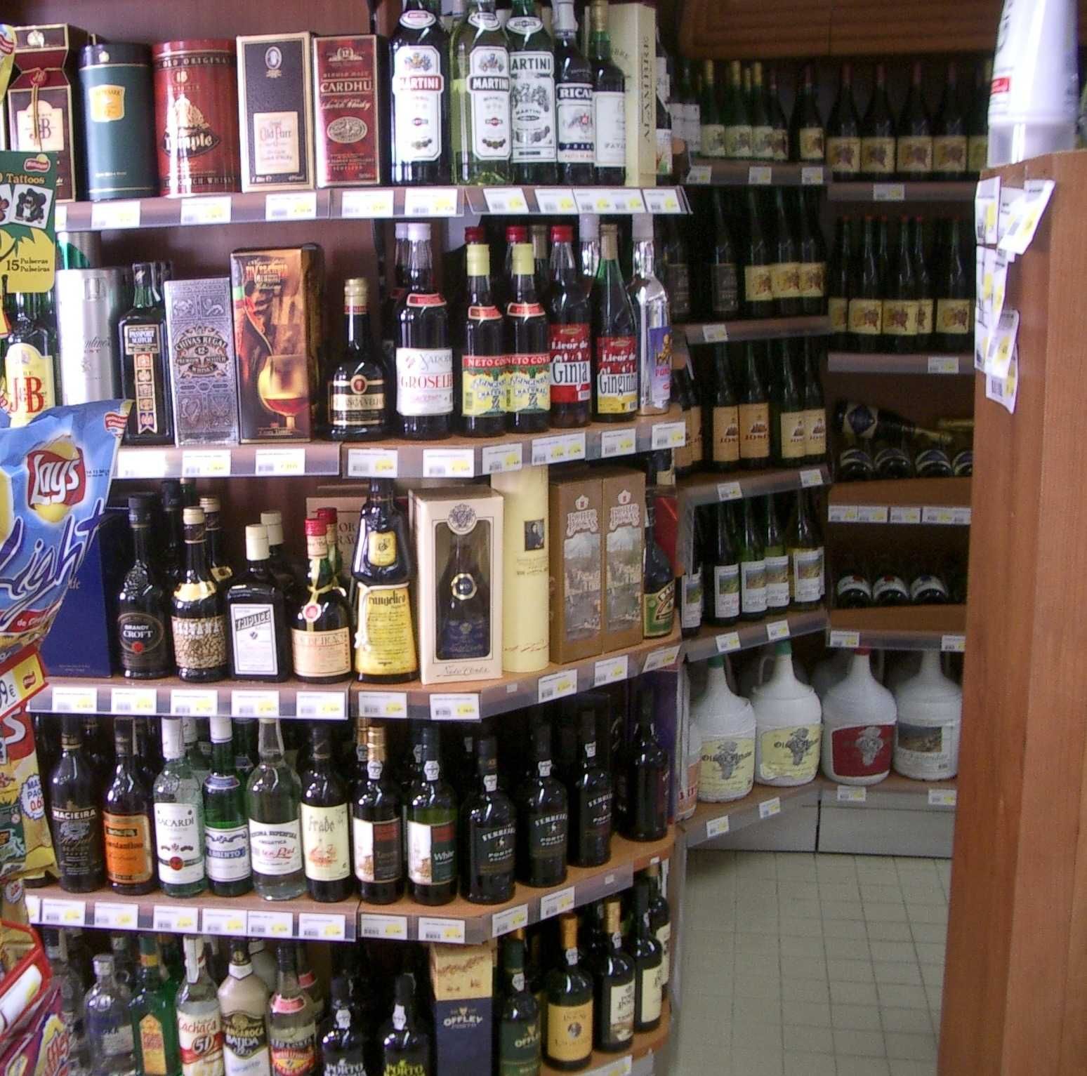 Estanteria Mural de Garrafeira p/Supermercado ou Mercearia, em madeira