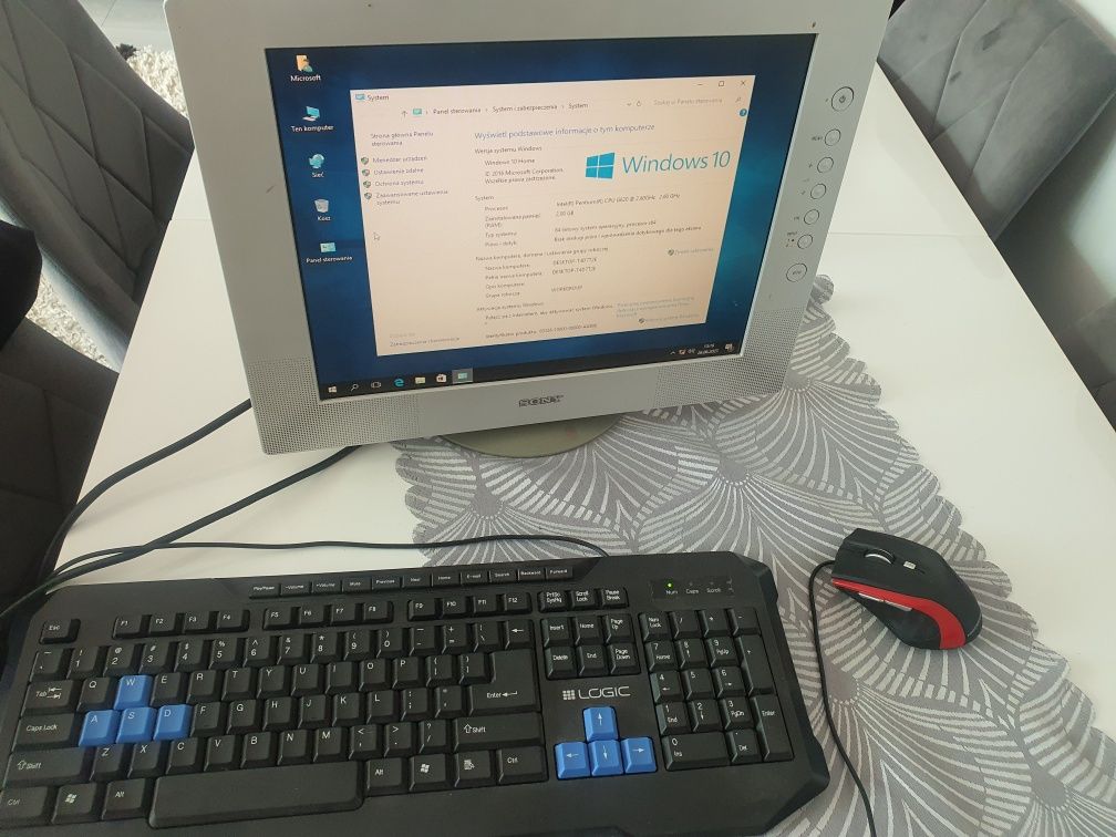 Komputer stacjonarny monitor głośniki klawiatura mysz