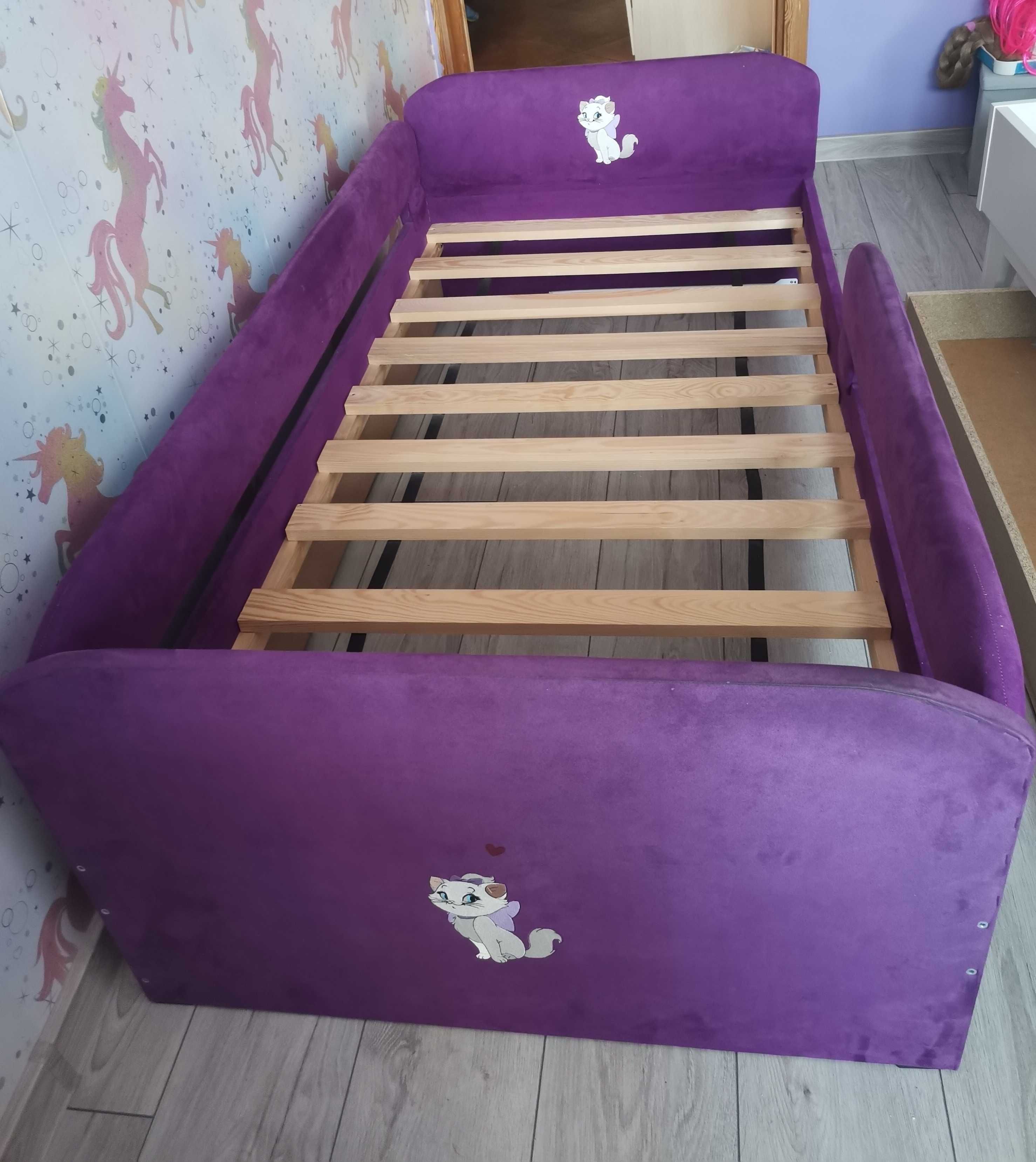 Łóżko dziecięce z szufladą firmy Baby Comfort w kolorze fioletowym.