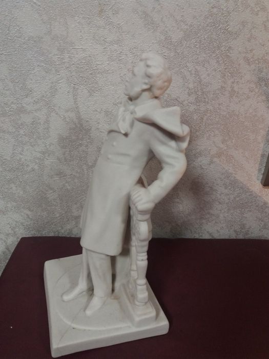 Продам статуэтку из фарфора.