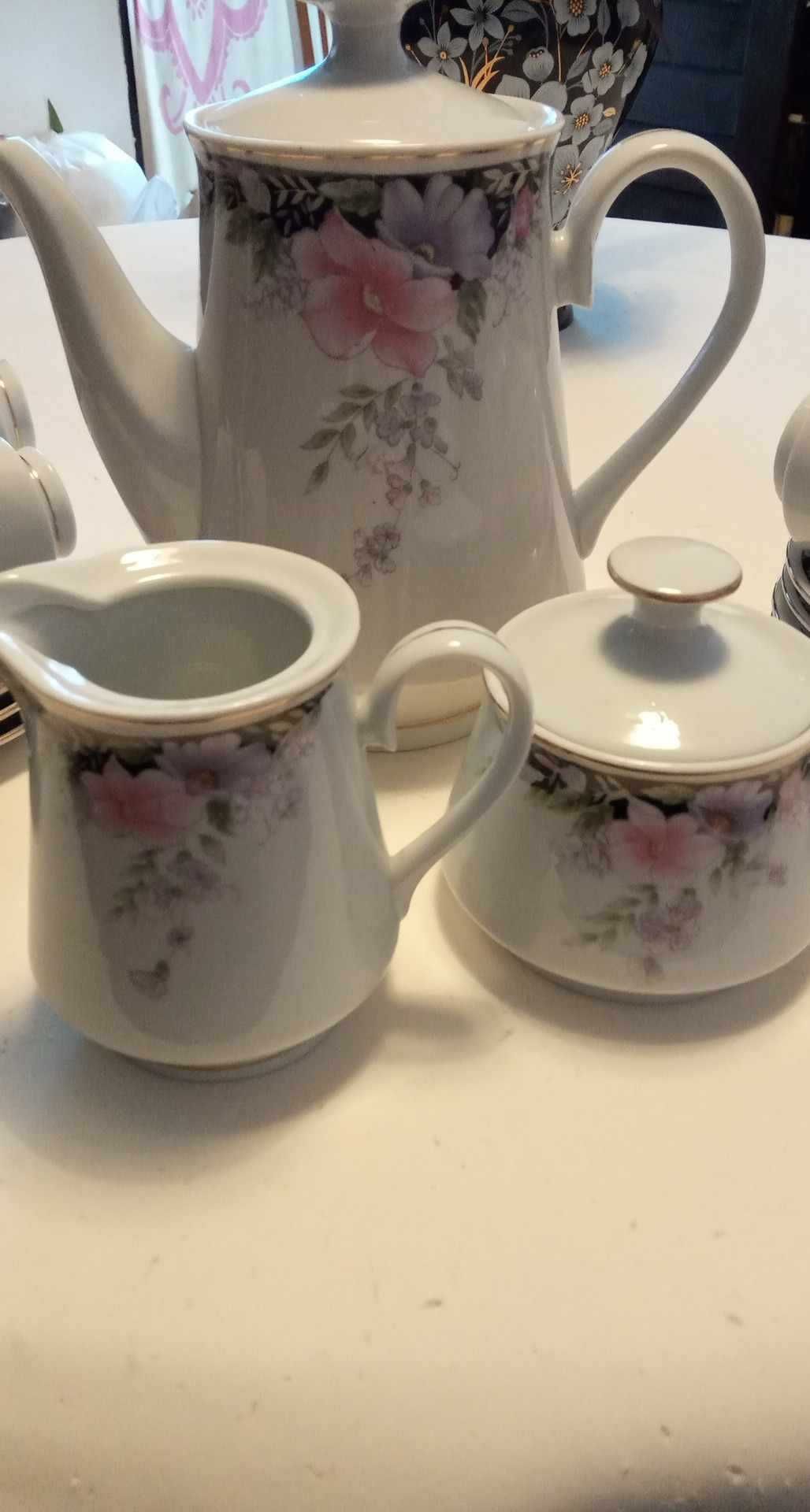 Serviço de porcelana portuguesa de jantar + café e de chá (incompleto)