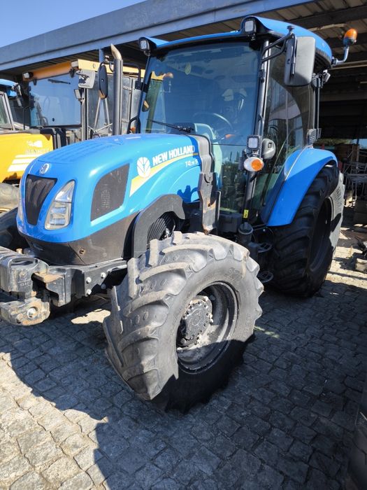 Trator usado NEW HOLLAND T4 75s c/ inversor hidráulico.