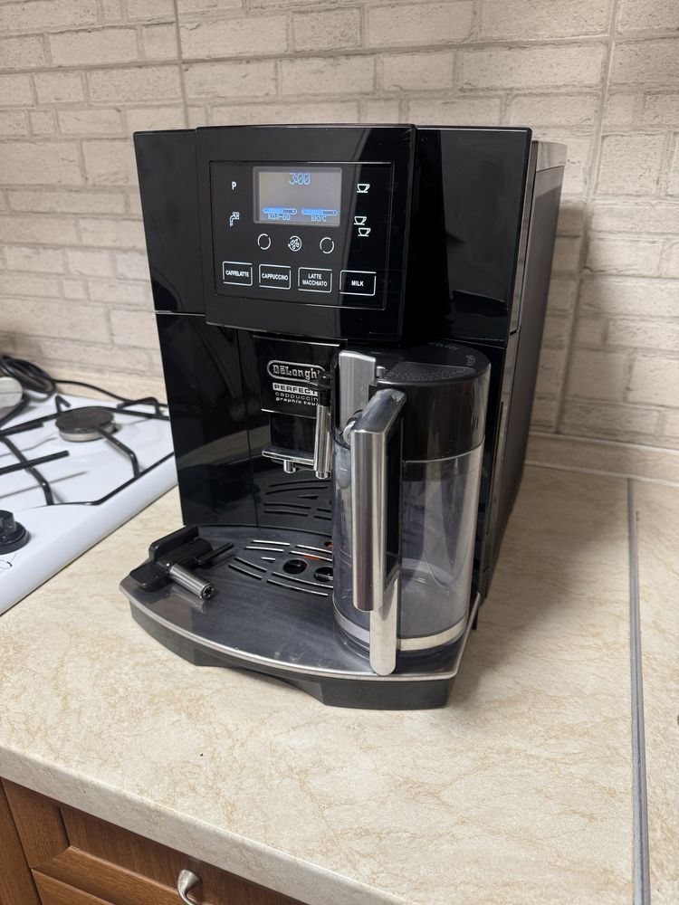 Кофемашина DeLonghi Perfecta Cappuccino ESAM 5556.b Graphic touch