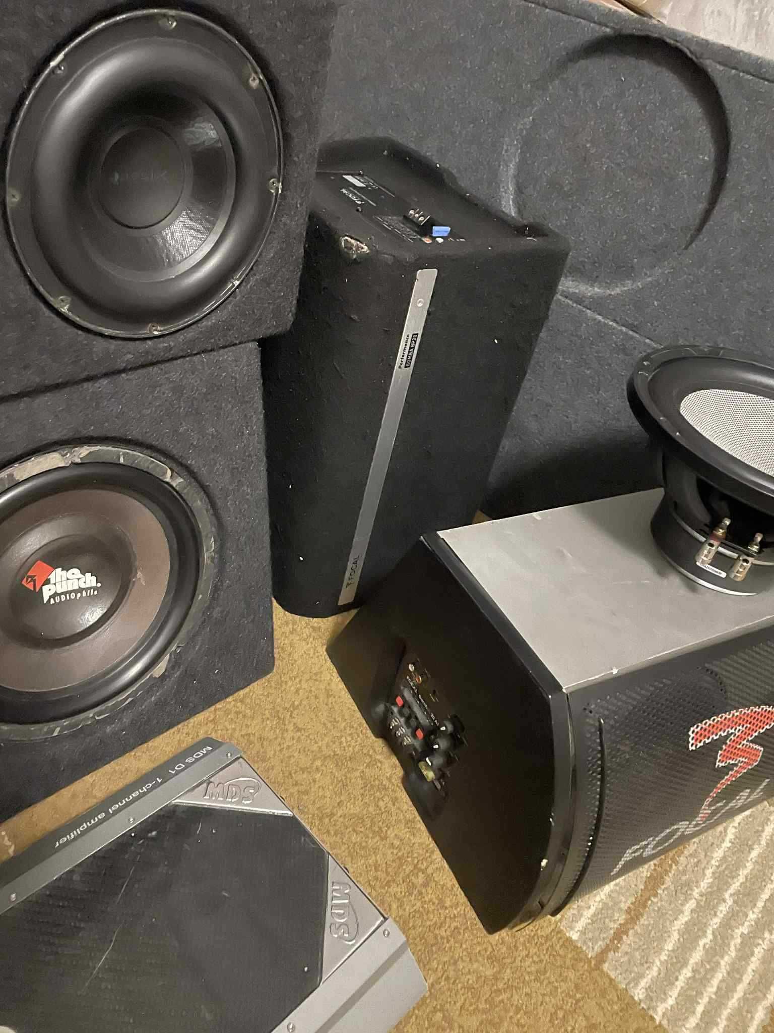 komplet, zestaw sprzętów Car-Audio, skrzynia basowe, wzmacniacze itp