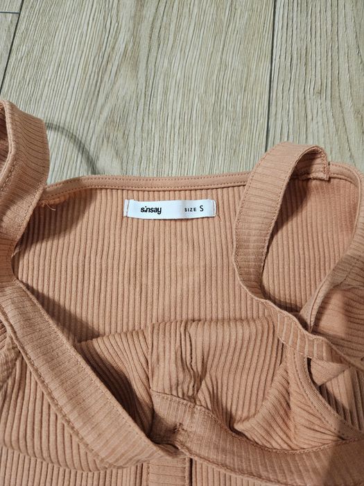 Letnia sukienka w prążki w łososiowym kolorze rozmiar S