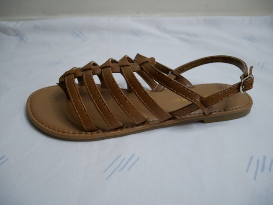 Sandálias com abertura na frente