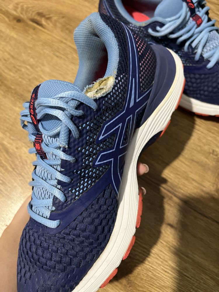 Кросівки asics.