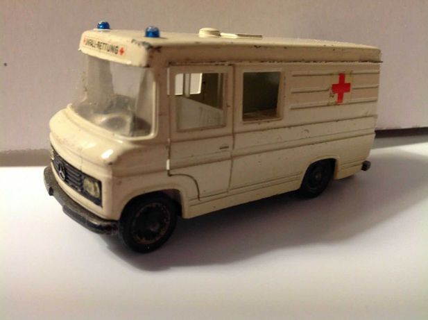 Siku-#V292-Mercedes Benz-Binz-T2-407D- ambulancia
