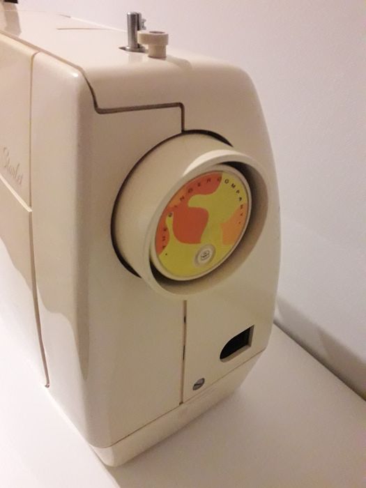 Máquina de costura Singer com avaria