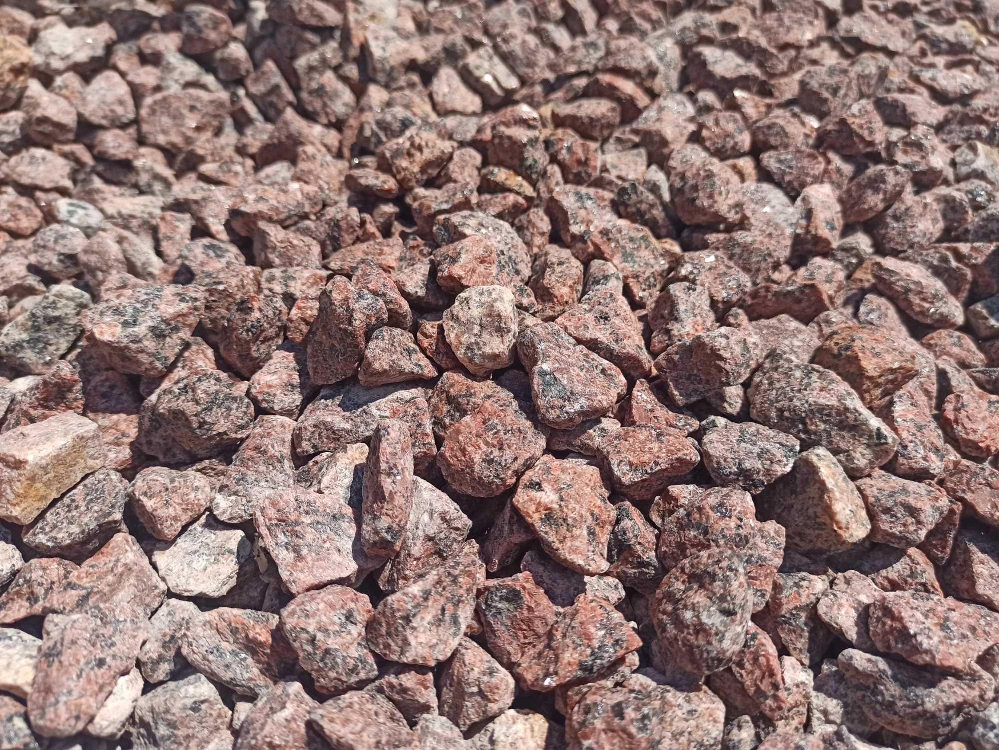 Kamień czerwony grys Vanga granit czerwony do ogrodu ozdobny