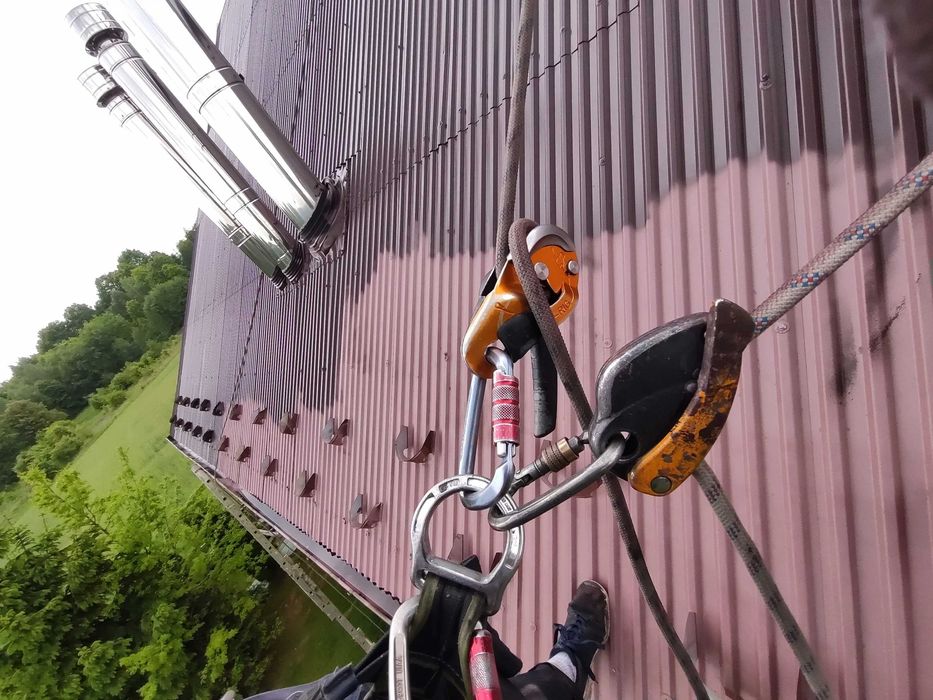 Prace na wysokości, czyszczenie rynien, uszczelnienie przecieków dachu