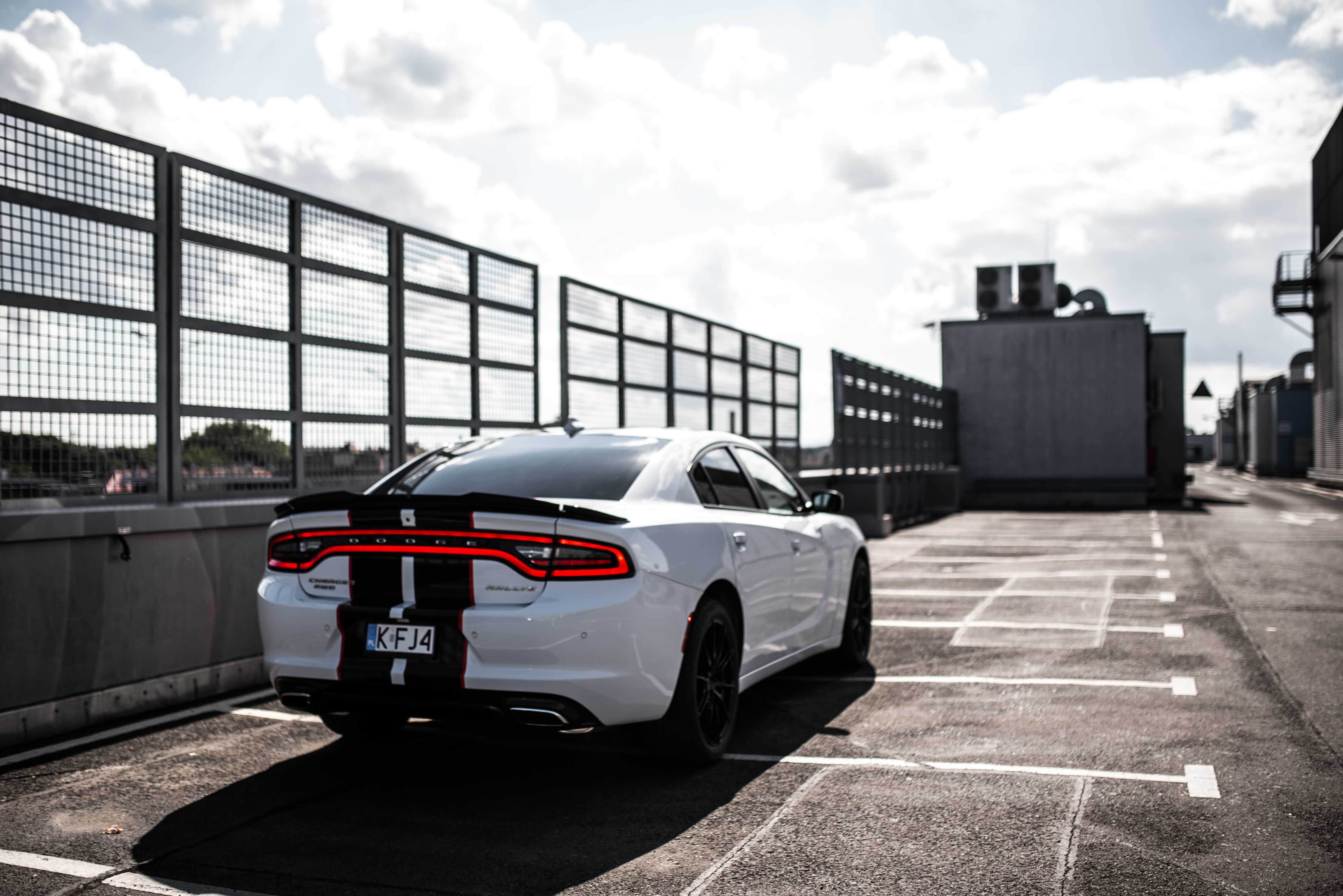 Auto / samochód do ślubu Dodge Charger - wynajem z kierowcą