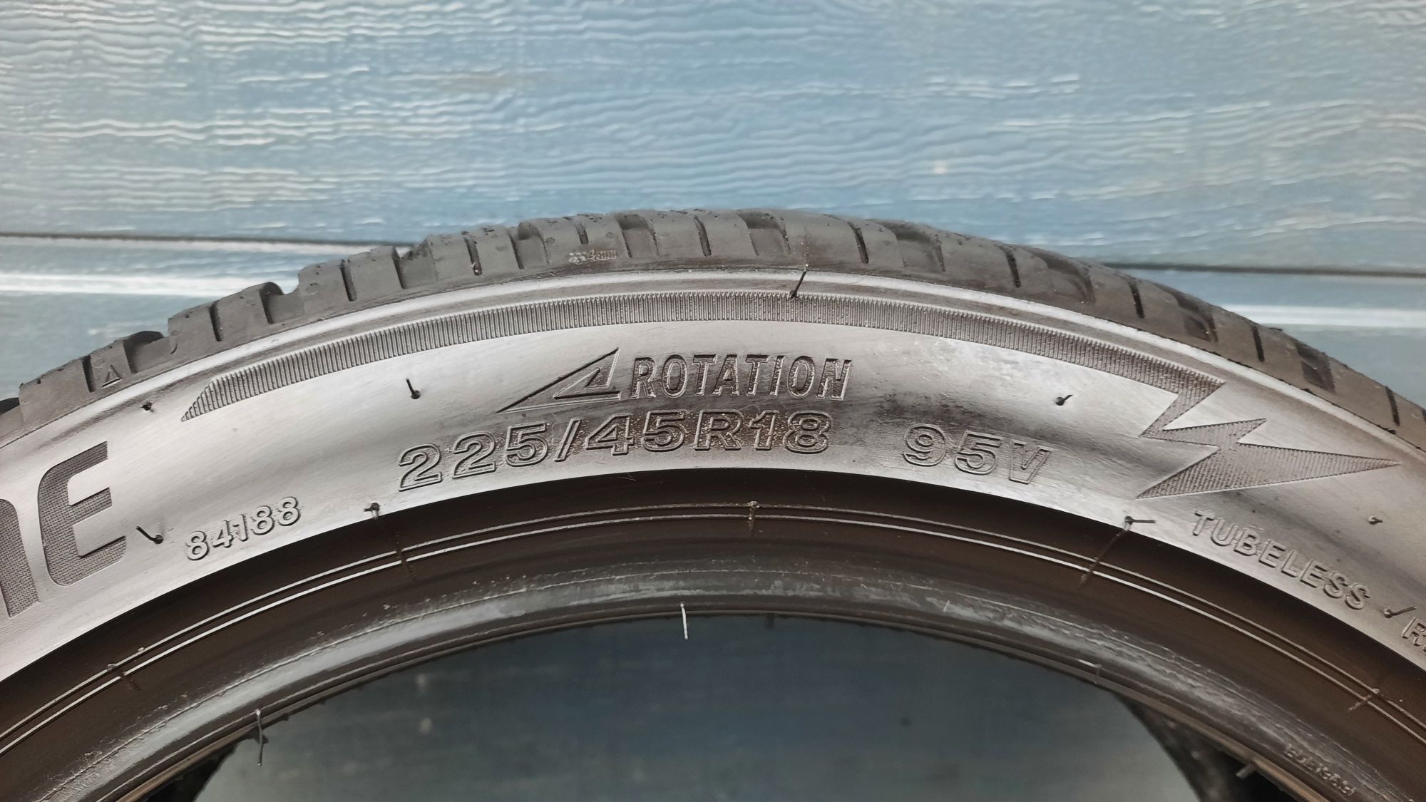 Bridgestone 225/45 R18 Blizzak 7 mm 2021