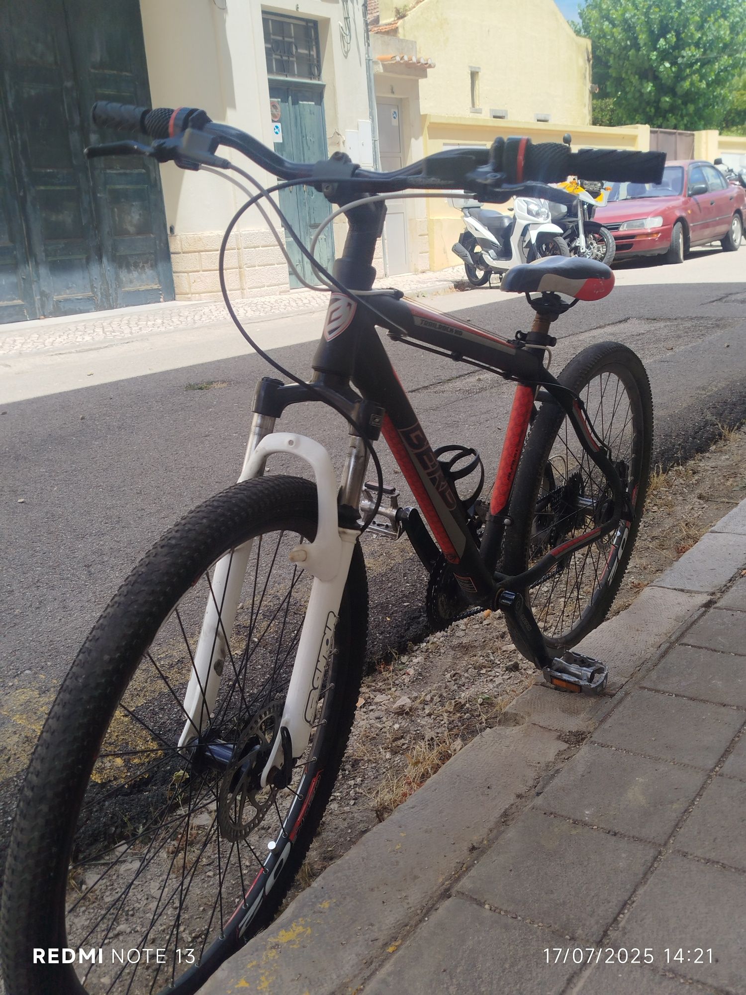 Bicicleta berg vermelha