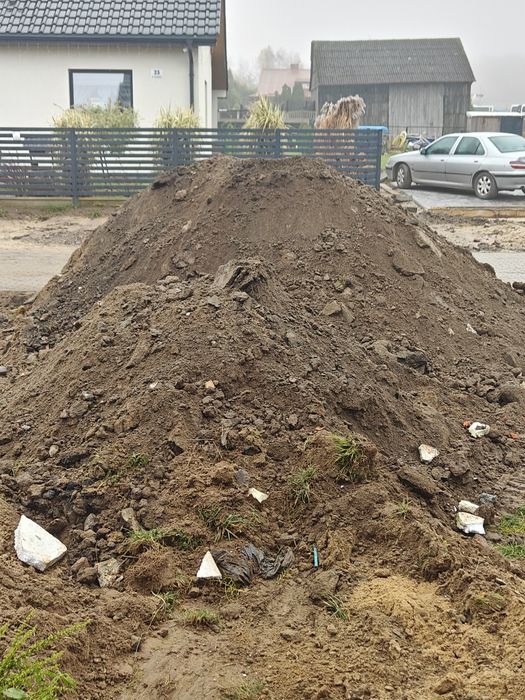 Ziemia zmieszana z piaskiem i gruzem.