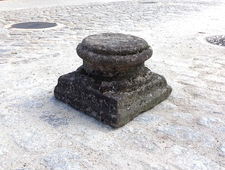 Antiga base em pedra de granito