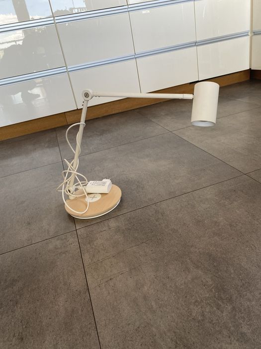 Lampka na biurko z ładowarką indukcyjną Ikea