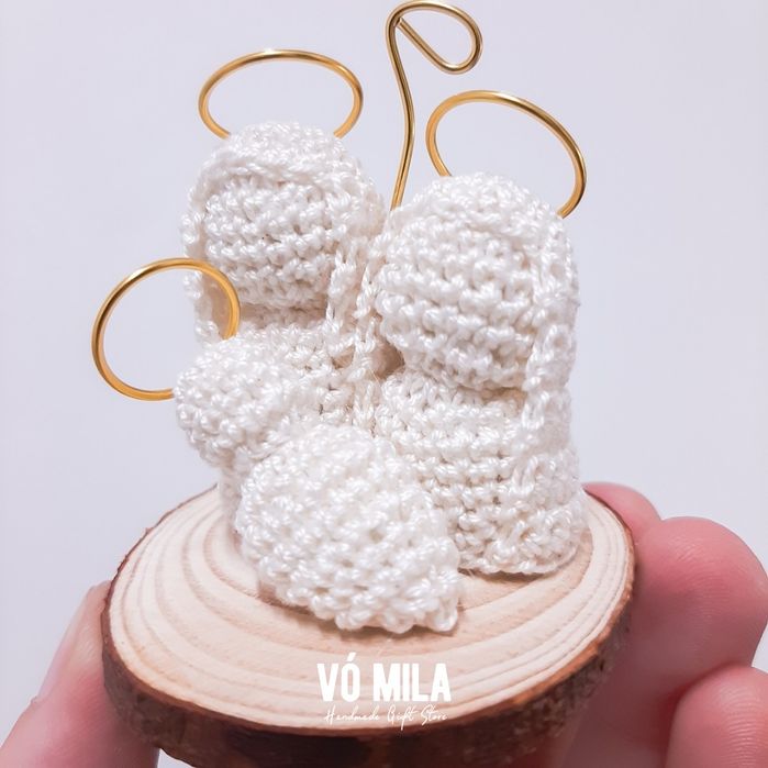 Mini presépio feito em croche, com base de madeira