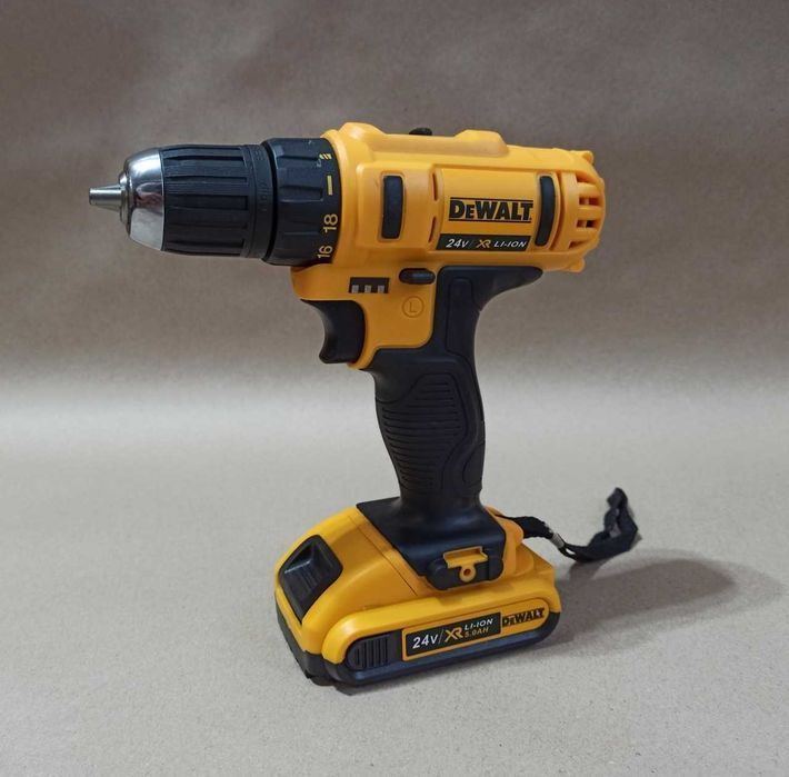 Дрель-шуруповерт на аккумуляторе DeWALT с набором инструментов в кейсе
