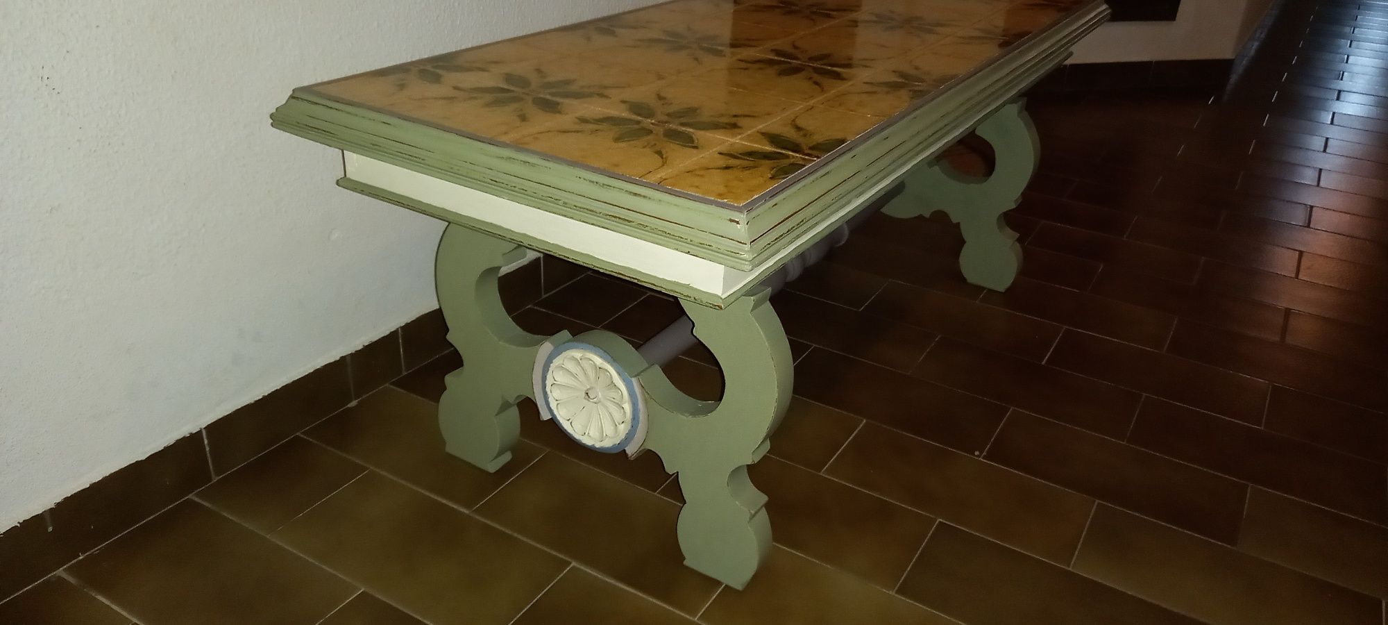 Mesa de madeira e azulejo retro