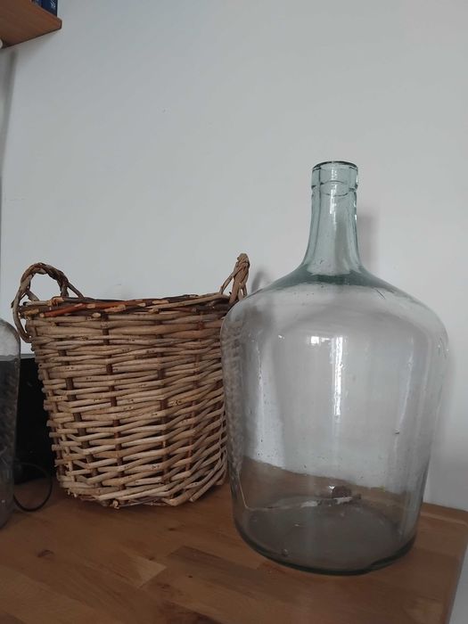 Gąsior do wina w koszu wiklinowym