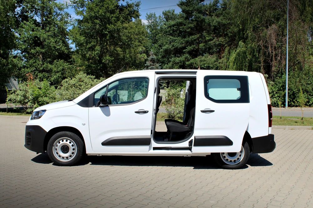 Fiat Doblo L2 Long 5 - osobowy, wersja brygadowa z przesuwną ścianą grodziową.