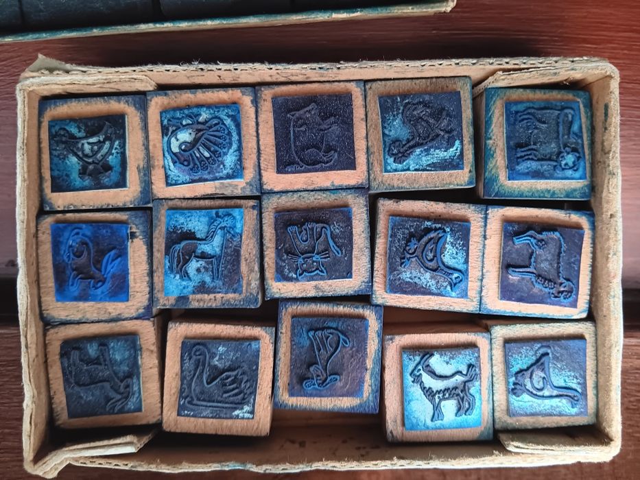 Carimbos em madeira com figuras em borracha