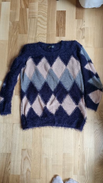 Milutki puchaty sweter z mieniącą nitką L