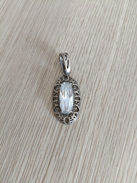 Srebrny ażurowy wisiorek