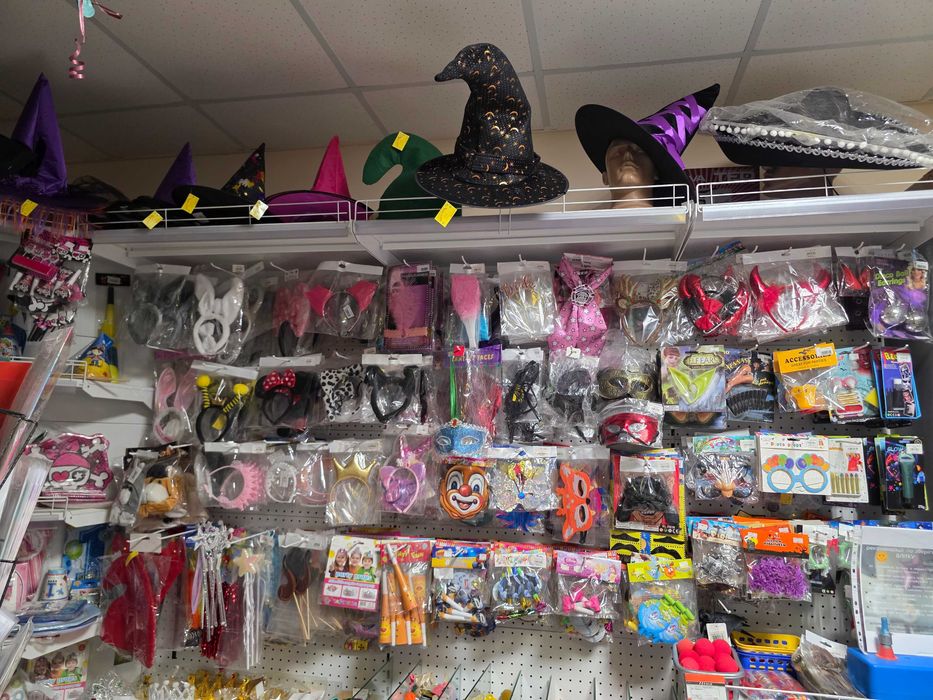 Шляпи карнавальні різні в наявності