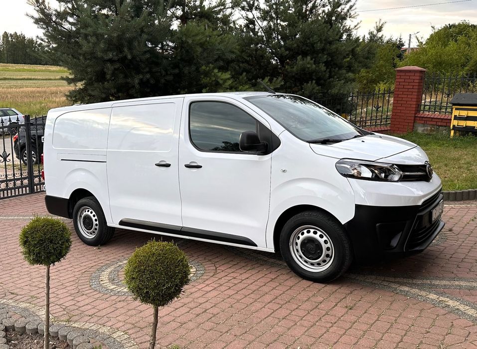 Toyota ProAce  Toyota proace 1,5 long D-4D 3 osobowy Rok 23 Jak nowa!