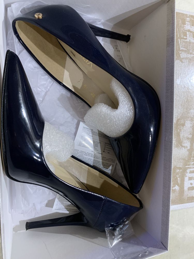Buty VENZIA czółenka skórzane, lakierowane granatowe, rozmiar 38