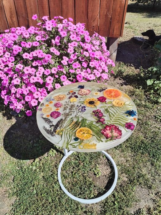 Стіл з епоксидної смоли з квітами