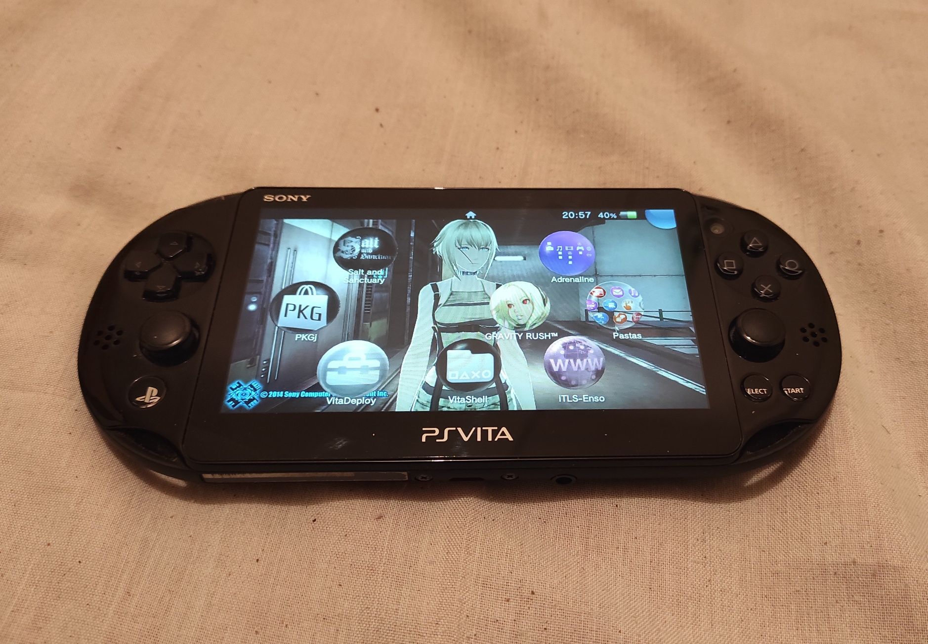 PS Vita Slim Desbloqueada + Carregador e Cartões de Memória (150€).