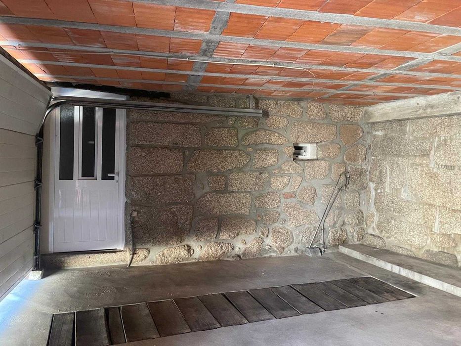 Quarto com WC / Garagem / Cozinha