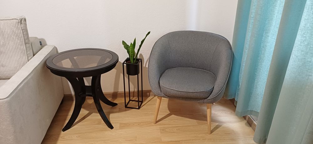 Крісло і стіл з натурального дерева