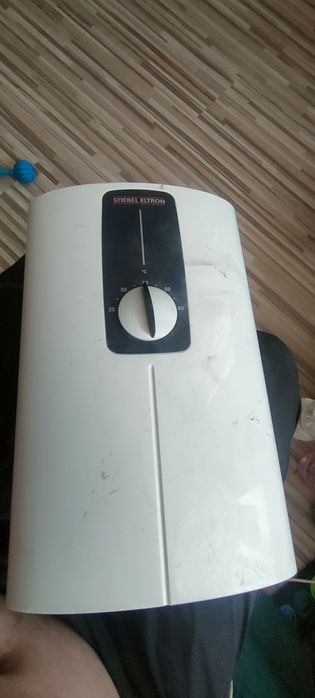 Elektryczny przepływowy podgrzewacz wody.