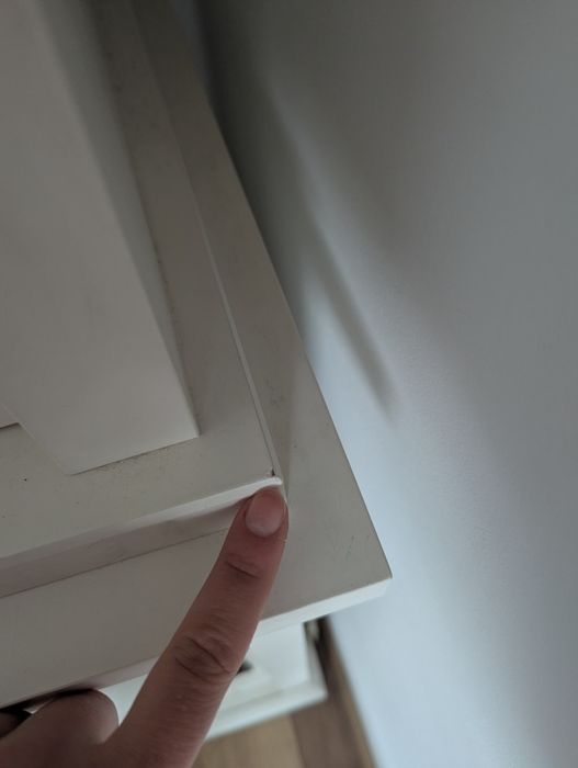 Biała witryna, lite drewno,