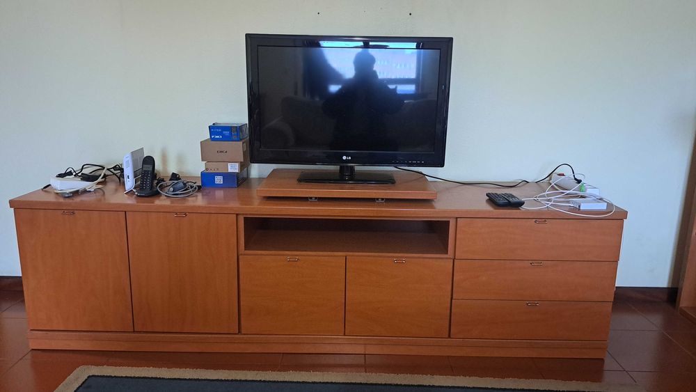 Móvel de sala - para TV - Madeira Maciça em Ótimas condições