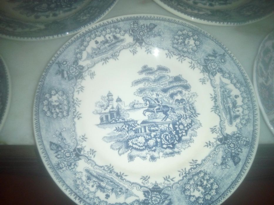 Conjunto de Pratos Decorativos/Utilitários