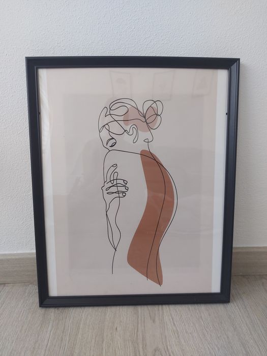 Moldura IKEA com imagem feminina