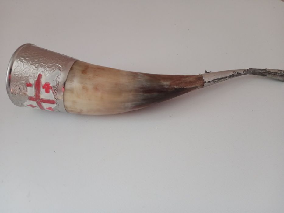 Ріг для пиття з металевим оздобленням