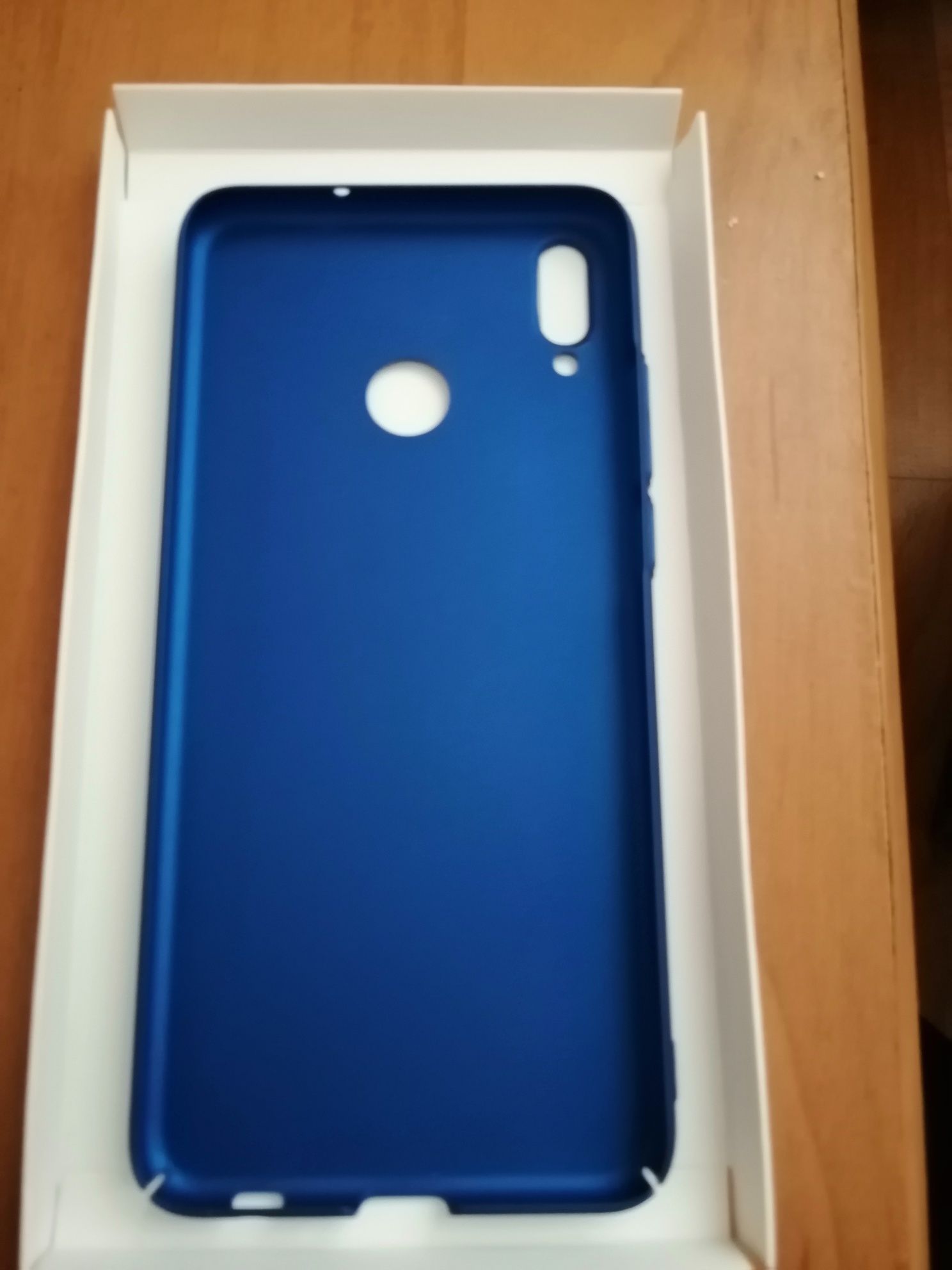 Продаю чехол на телефон Huawei Honor 8X blue.