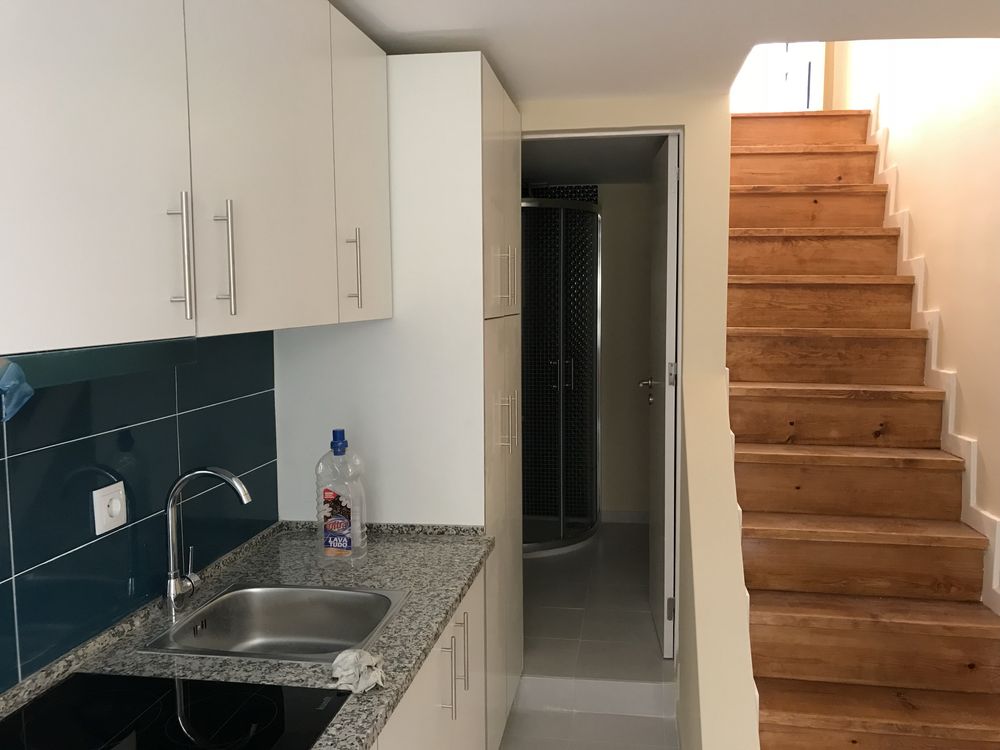 T1 Anjos em triplex, pequena casa renovada, boa luminosidade!