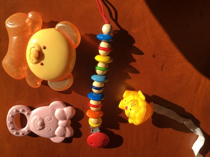 2 porta-chupetas BebeConfort e 2 mordedores refrigeráveis Chicco