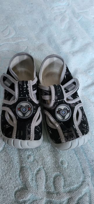 Продам дитячі тапочки в садочок, для дому на липучках 28р і 29