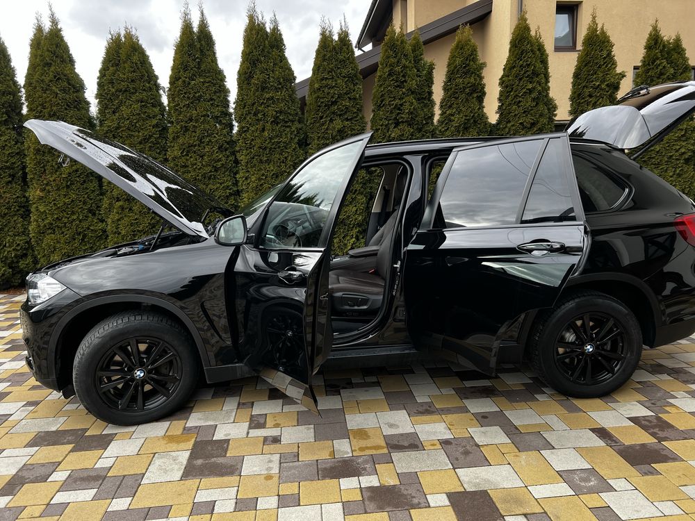 BMW X5 F15 чорного кольору